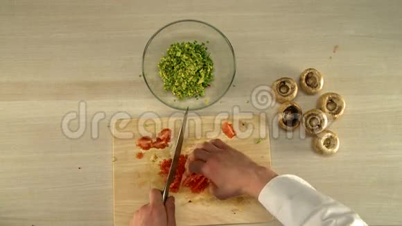 烹饪食物厨师精切番茄的俯视图视频的预览图