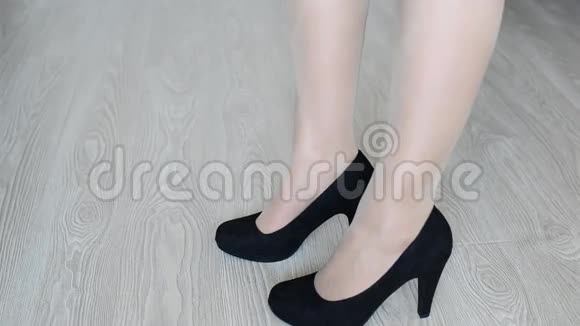 女人脱下一双黑色高跟鞋视频的预览图