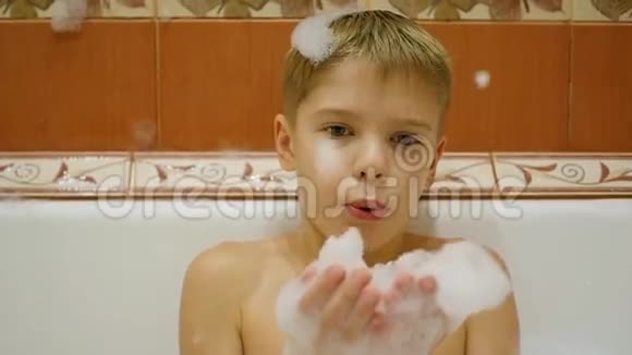 孩子在洗澡时玩泡沫视频的预览图
