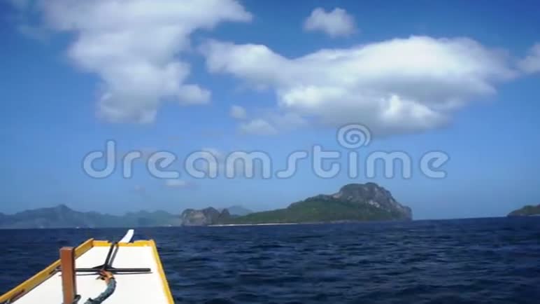 船驶过大海中的小岛视频的预览图