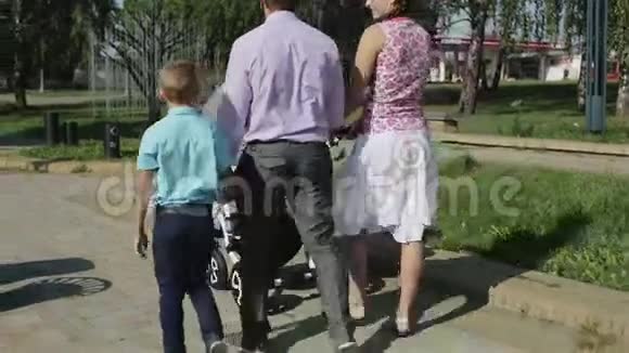 一家人在绿色公园散步视频的预览图