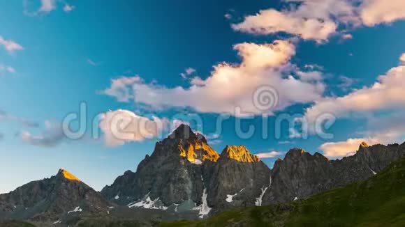 雪山山脊和山峰与移动的云在阿尔卑斯山在夏季都灵省意大利日落时分时间流逝SLI视频的预览图