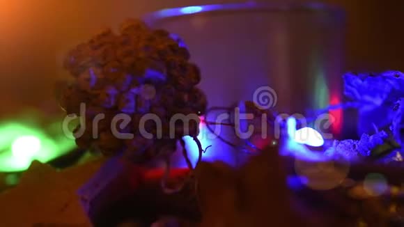 圣诞节装饰的特写电灯泡闪耀圣诞元素作为节日装饰关闭机架焦点视频的预览图