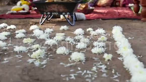 印度新娘祭坛前的花径视频的预览图