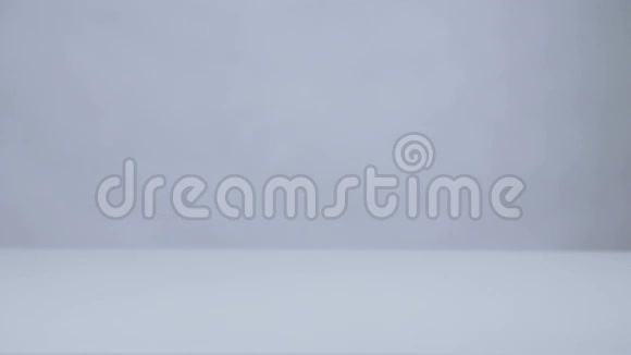 米卡多棒在白色表面缓慢运动视频的预览图