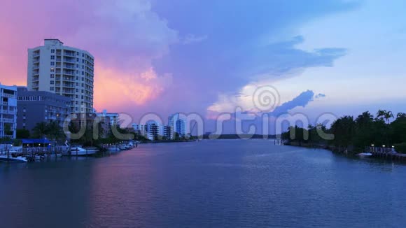 日落粉红天空迈阿密海滩海湾全景4k美国视频的预览图