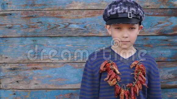 带干红辣椒的男孩在木制背罩上视频的预览图