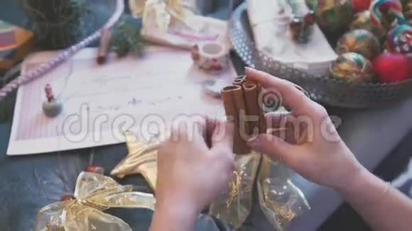 手工制作的圣诞装饰使用肉桂棒金色丝带视频的预览图