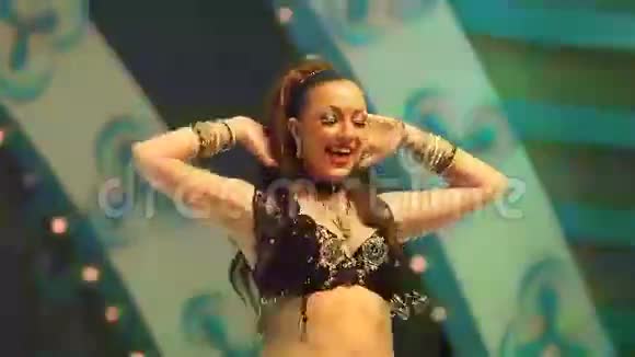 穿着黄色黑色印度西装在舞台上跳舞的女孩视频的预览图