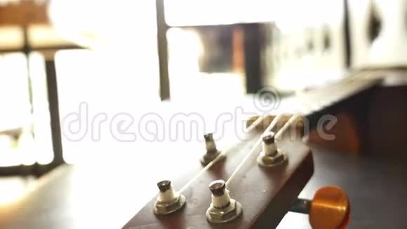 皮革沙发上的经典四弦琴视频的预览图