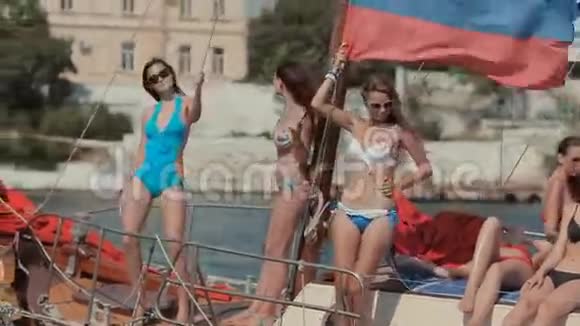 漂亮苗条的女孩在游艇上玩得很开心视频的预览图