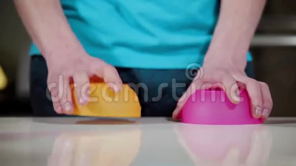 男人用塑料盘子敲打桌子音乐厨房视频的预览图