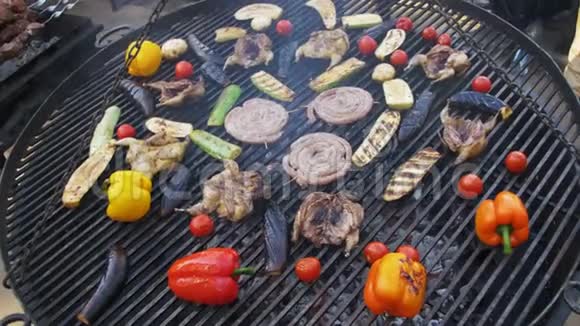烤架上肉类和蔬菜烹饪的俯视图视频的预览图