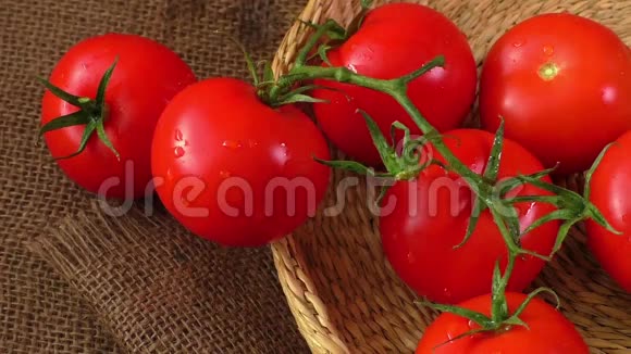 成熟的红西红柿背景下的视频的预览图