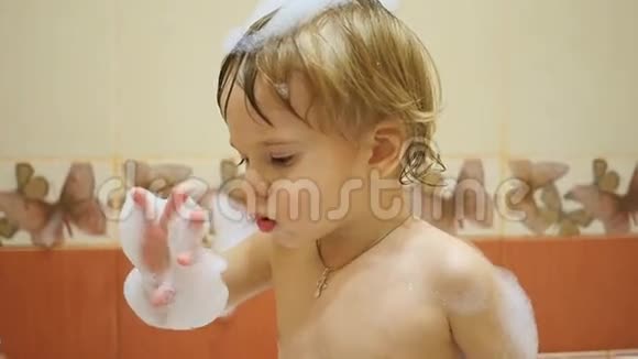 孩子在洗澡时玩泡沫视频的预览图