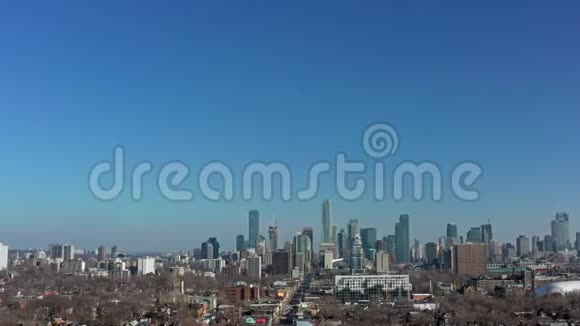 4在安大略省多伦多的一个居民区的空中拍摄视频的预览图