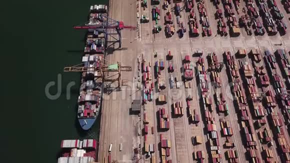 港口码头有集装箱船的工业货运区空中景观视频的预览图