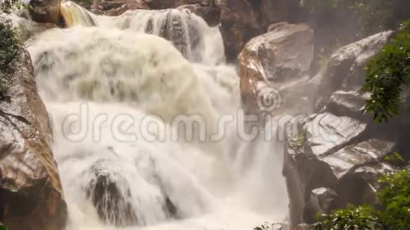 山河暴流中的特写瀑布视频的预览图