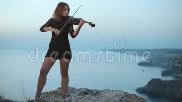 演奏小提琴的背后是令人难以置信的美丽视频的预览图