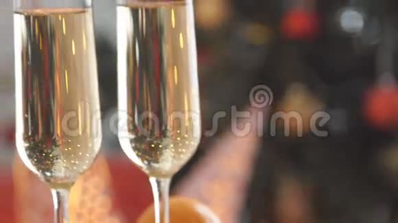 香槟两个长笛与火花香槟圣诞假日波克闪烁背景视频的预览图