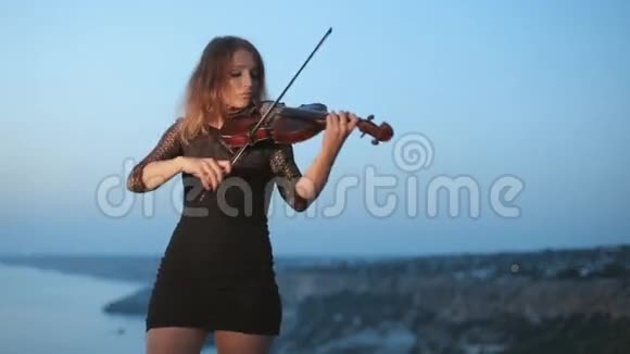 专心的年轻小提琴演奏视频的预览图
