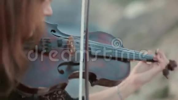 漂亮的小提琴手在户外演奏视频的预览图