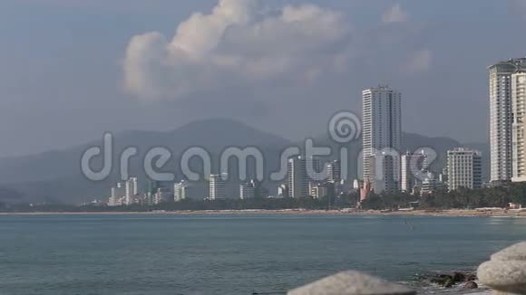 海滨度假城市酒店山天空云视频的预览图
