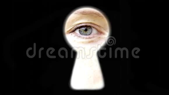 眼睛眨着眼睛看着你透过钥匙孔监视门试图找出秘密注意视频的预览图