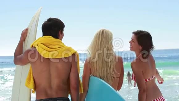 三个冲浪者看着水面视频的预览图