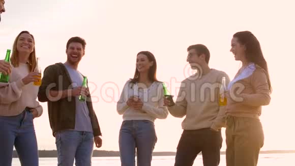 喝不含酒精饮料的朋友在海滩上聊天视频的预览图