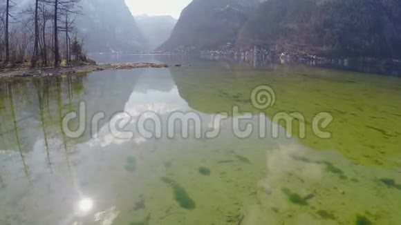 清澈的湖底清澈的淡水山的倒影自然的美视频的预览图