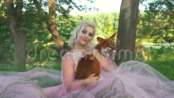 美丽的年轻女子和可爱的狐狸在森林视频的预览图
