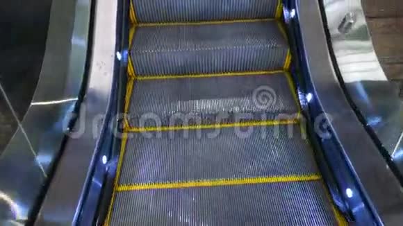 机场自动扶梯行人运输钢步视频的预览图