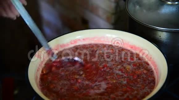 家庭主妇用草莓酱做泡沫视频的预览图