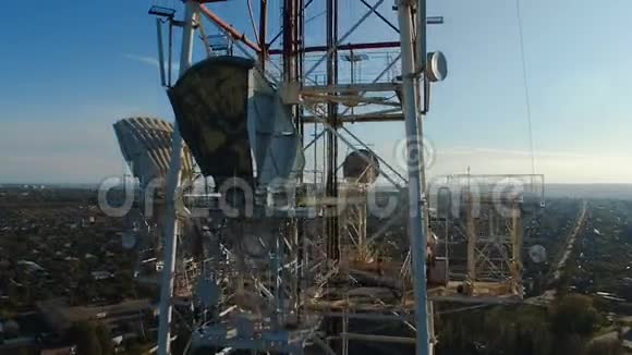 在城市的一个居民区安装有蜂窝天线的电信塔视频的预览图