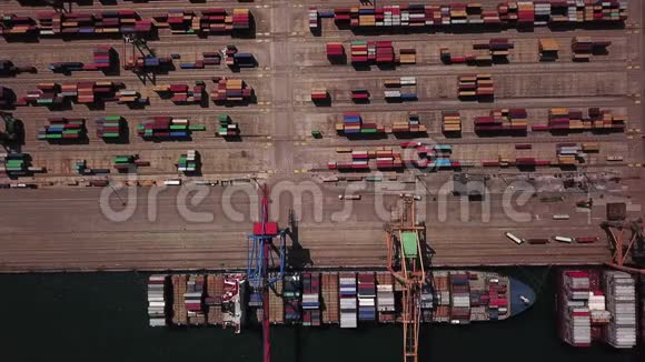 港口码头有集装箱船的工业货运区空中景观视频的预览图