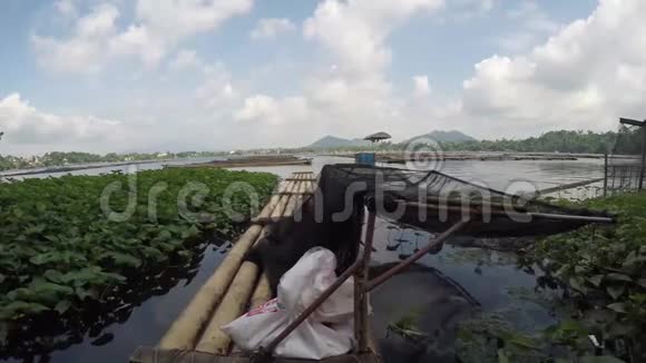 竹筏漂浮在污染的湖面上视频的预览图