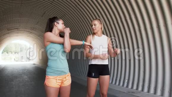 有健身追踪器的女人在户外伸展视频的预览图
