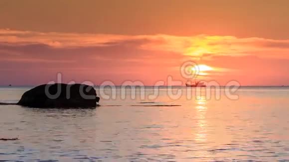 在日落时分的水面上的天际线日光反射岩视频的预览图