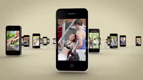 女性在智能手机屏幕上工作的视频视频的预览图