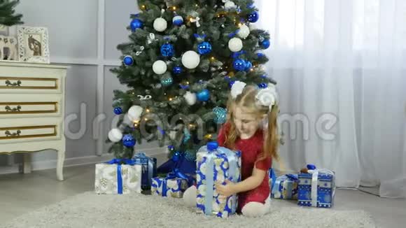 带新年礼物的小女孩视频的预览图