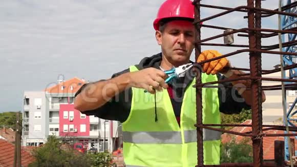 建筑工人与组合钳子一起行动视频的预览图