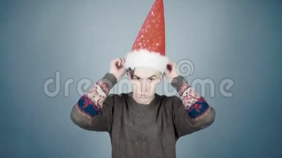 穿着针织毛衣和圣诞帽的年轻人穿上狂欢节服装细节圣诞准备视频的预览图
