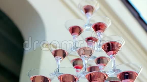葡萄酒杯金字塔与旅游香槟视频的预览图