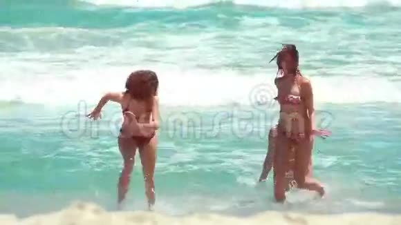 三个女人从水里走到毛巾前视频的预览图
