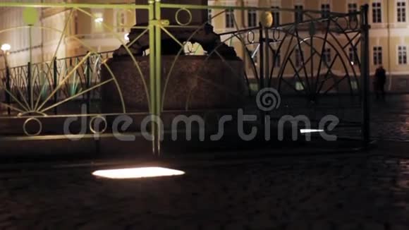 夜间城市的长手电筒视野绿色围栏平底锅视频的预览图