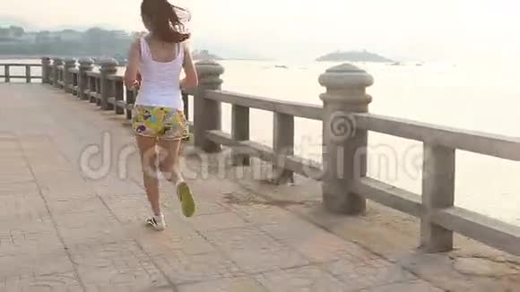 亚洲女孩在日出时跑步视频的预览图