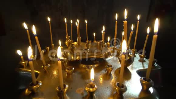教堂里燃烧的蜡烛视频的预览图