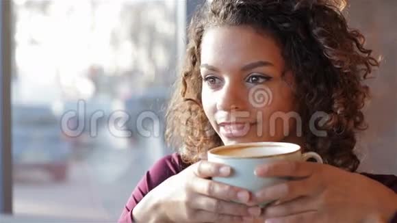 咖啡馆里美丽微笑的女人的画像视频的预览图