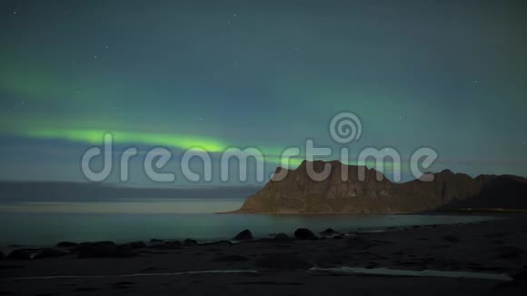 挪威洛福滕群岛乌塔克莱夫海滩的极光视频的预览图
